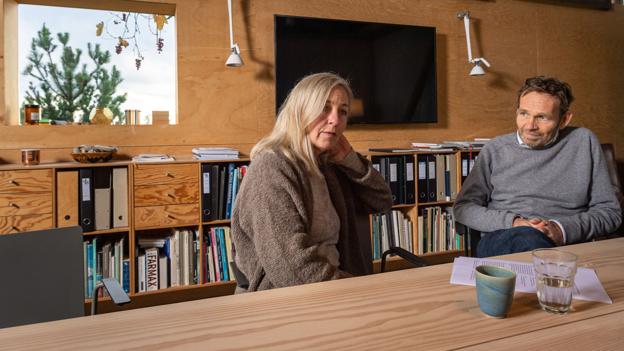 Arkitektparret har selv indrettet deres hjem og arbejdsplads. Omkranset af natur og med blid jazz i højtalerne kalder det på afslapning og fordybelse. Foto: Peter Broen <i>Foto: Peter Broen</i>