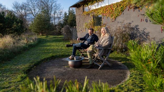 Parret nyder novembersolen uden for deres ombyggede lade. Foto: Peter Broen <i>Foto: Peter Broen</i>