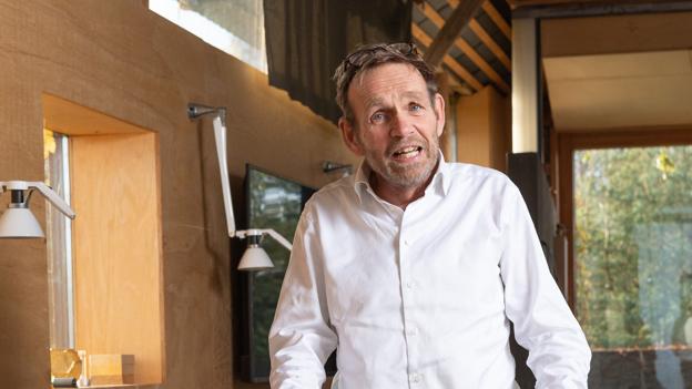 Jævnligt vejer Peter Lind-Bonderup sig. En øget vægt kan være tegn på vand i kroppen, hvilket igen kan skyldes, at hjertet er belastet. Foto: Peter Broen <i>Foto: Peter Broen</i>