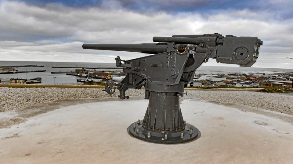 Kanonen på Pynten er af samme type som stod på stedet under den tyske besættelse, men at bruge den som udsmykning har givet debat, som nu fortsætter i kommunalbestyrelsen.Foto: Ole Iversen