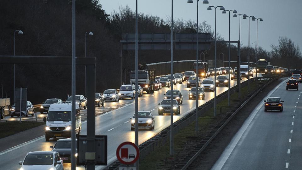 Aalborg Kommune vil nu bl.a. gå i dialog med Vejdirektoratet om tiltag, der kan mindske generne for de boliger ved motorvejen, der er plaget af støj. Arkivfoto: Henrik Bo