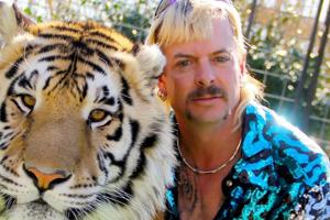 Ser du serien Tiger-King? Det vidste du ikke om Joe Exotic, hans fængselsstraf og de løvefodrende musikvideoer