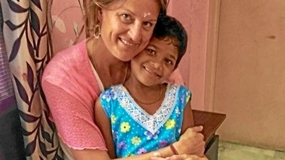 Lisbeth Johansen kvittede for 13 år siden et velbetalt job i hotelbranchen og rejste til Indien. I 2010 stiftede hun hjælpeorganisationen LittleBigHelp. Privatfoto