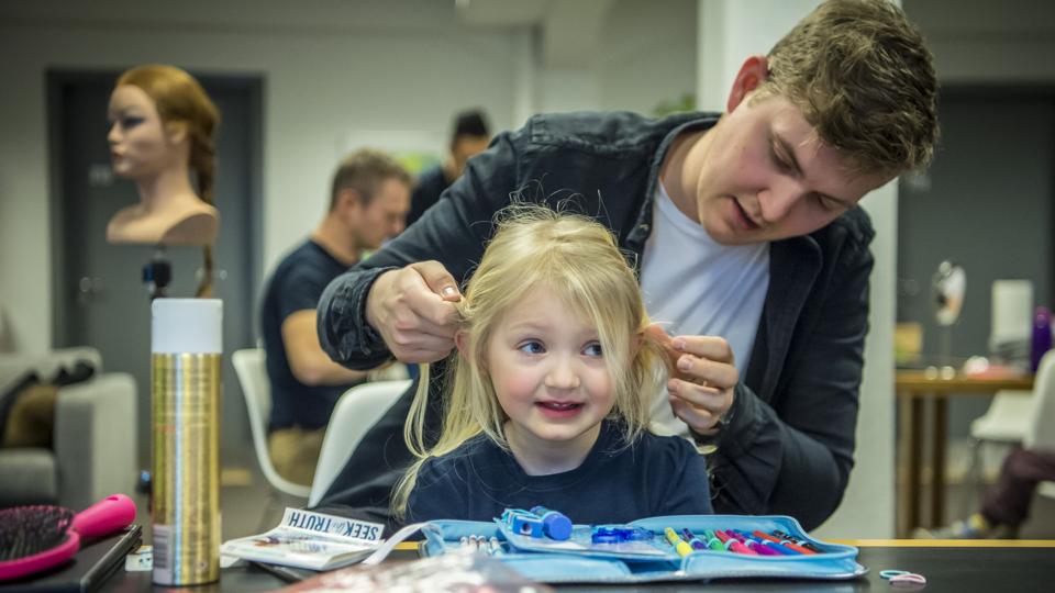 4-årige Klara og hendes far, Mads Myrup, på flettekursus sammen. Foto: Martin Damgård