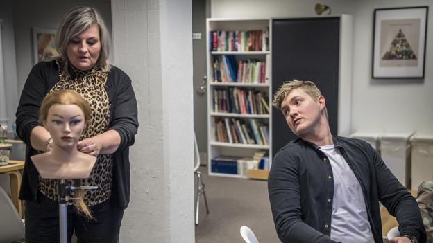 Karina Berthelsen Pedersen demonstrerer fletteteknik. Mads Myrup følger koncentreret med. Foto: Martin Damgård