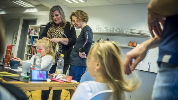 Karina Berthelsen Pedersen arbejder som mentor på et jobcenter, men tidligere har hun undervist på frisørskolen i 16 år, og hun nyder, at bruge sit fag igen hos FOKUS Folkeoplysning i Aalborg. Foto: Martin Damgård