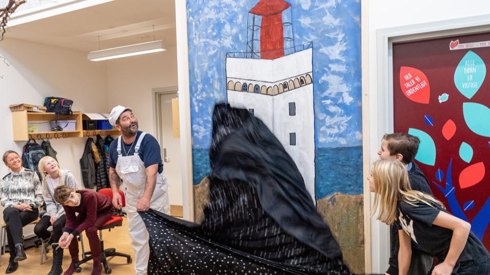 - Kan I hjælpe med at tælle ned: 3, 2, 1, lød det fra Murer-Kjeld, der sammen med de to kreative elever hev et tæppe til side, så deres maleri af fyret kunne afsløres