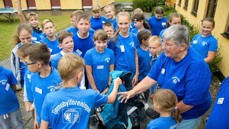 I år bliver der på grund af covid-1- eller coronakrisen ingen Tjernobyllejr på Bulbjerghjemmet. Her ses Ruth Vivi Andersen, formand for Tjernbobylforeningen, sammen med nogle af de hviderussiske børn på lejren i fjor. Men næste år er man igen klar. Arkivfoto: Bo Lehm
