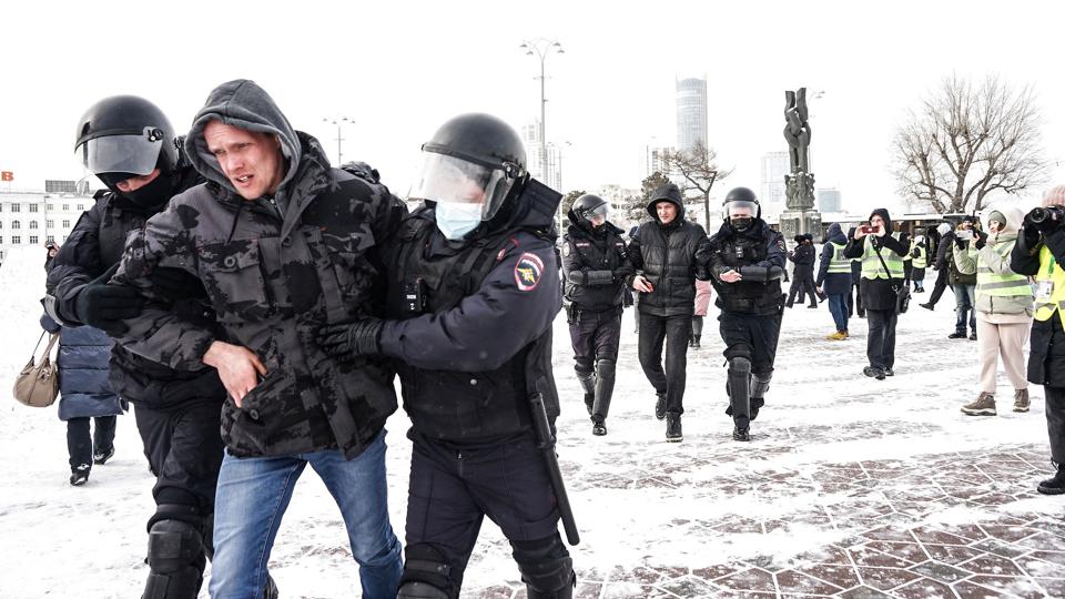 Russisk politi anholder demonstranter, der protesterer mod det russiske angreb på Ukraine, i byen Jekaterinburg søndag. <i>Handout/Reuters</i>