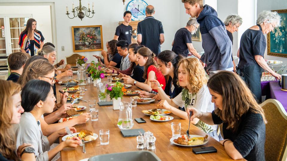 Sidste års deltagere i Thy Kammermusikfestival samlet til frokost på Bakkegaarden i Arup, hvor det umiddelbart vil være svært at holde to meters afstand. Arkivfoto: Diana Holm