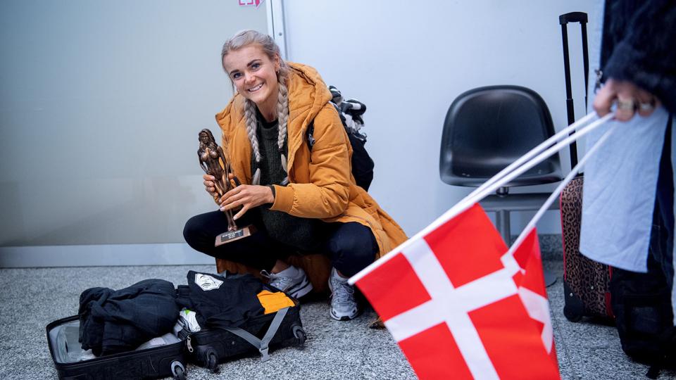 Sådan ser de to vinderfigurer ud: Bronzestatuetten og dens stolte ejer; Katrine Hessellund. Foto: Lars Pauli <i>Foto: Lars Pauli</i>