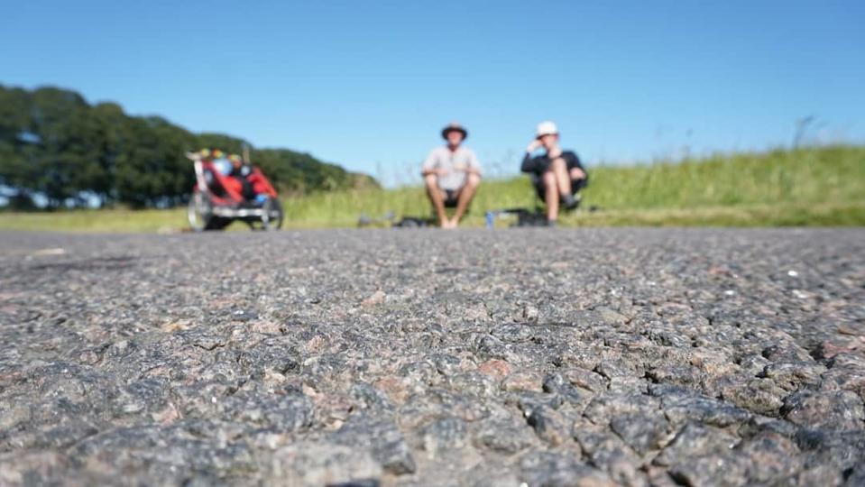 Mathias og Marcus har en fortid med stofmisbrug, og i søgen på indre fred og selvaccept begav de sig ud på en lang gåtur til Sydafrika. De nåede til Sydspanien, før de ufrivilligt måtte vende hjem til Nordjylland.