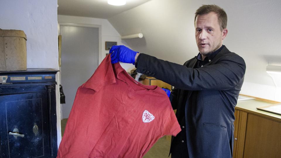 Den forvaskede, røde bomuldsbluse med tallet 10 på ryggen blev båret af fodboldspilleren Henning Enoksen under OL i Rom i 1960, hvor det danske landshold vandt sølv. Enoksen stammede fra Mors. Foto: Peter Mørk