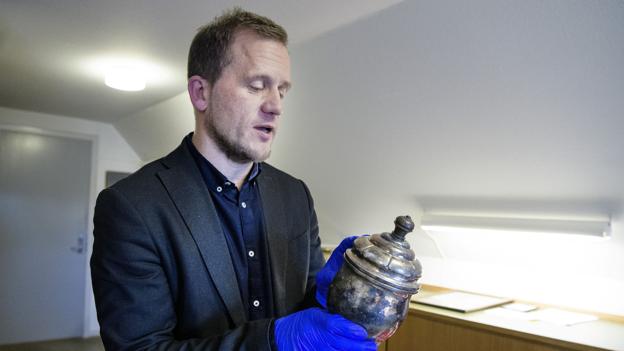 Anders Have Espersen med en vandrepokal, som blev indstiftet af Morsø Boldspil Union i 1934. Allerede i 1938 havde NIF vundet den tre gange i træk og kunne dermed beholde den. Foto: Peter Mørk