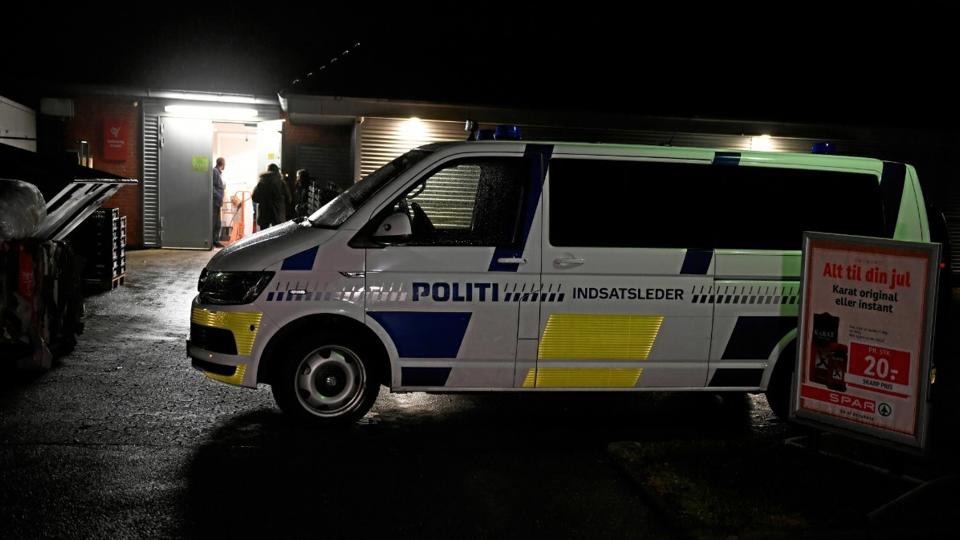 Politi ved Spar-butikken i Vestbjerg efter røveriet lørdag aften. Foto: Jan H. Pedersen