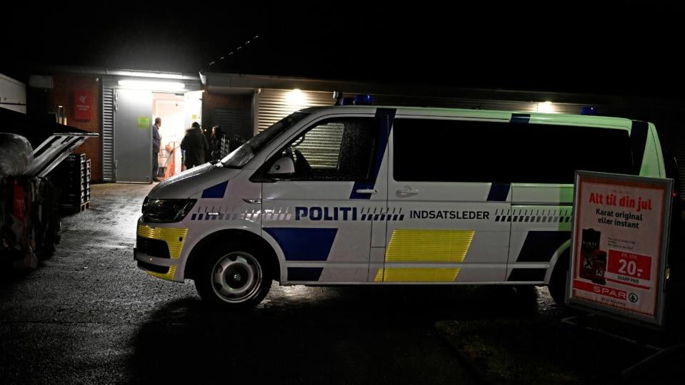 Politi ved Spar-købmanden i Vestbjerg efter røveriet lørdag aften. Foto: Jan H. Pedersen