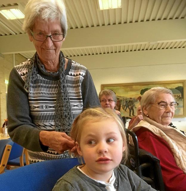 Egentlig kunne hun ikke rigtigt se noget, Ditte Møller, som er tidligere frisør - men håndværket sad stadig i hænderne, og derfor gik det fint med at lave en fletning på 5-årige Signe. Foto: Lars Høj