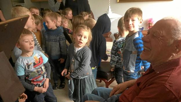 Svend Erik Larsen inviterede 30 børn ind i sin lille lejlighed. Her fik de lov til at snuse til hans pibetobak, pille ved den gamle telefon og beundre hans seng, der kunne hæves både her og der. Foto: Lars Høj