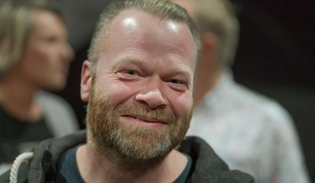 - Jeg sætter altid musik på, når jeg kommer hjem, det gør alt bedre og får mig til at slappe af. Jeg lytter ikke så meget efter teksterne, men melodi, komposition og mærker beatet. Aksel Borup, 45 år, Farstrup.