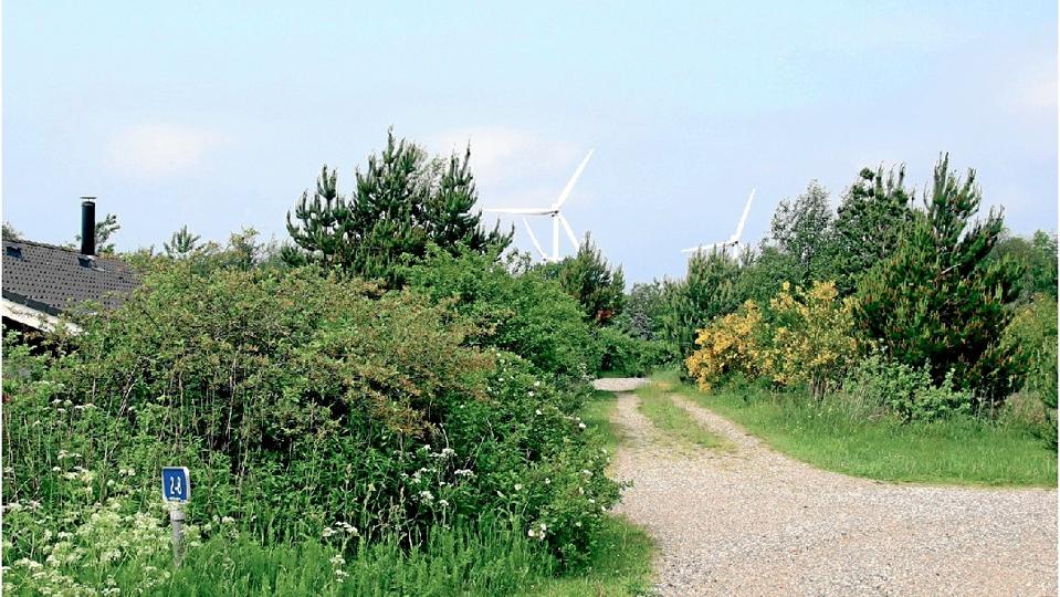 Her ses møllerne, som de vil se ud set fra Egevej i sommerhusområdet øst for projektområdet. Visualisering: Jammerbugt Fjernvarme