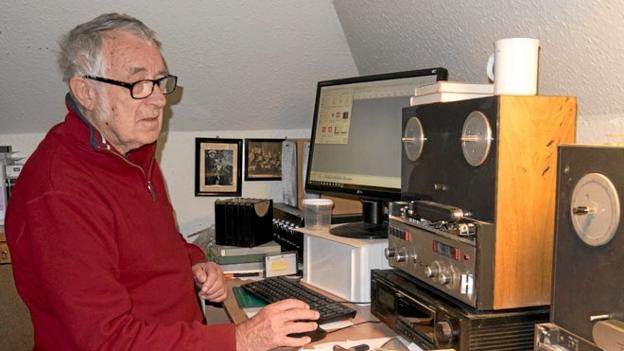 Niels på 86 sparker nyt digitalt liv i gamle folkedanse og gammel spillemandsmusik