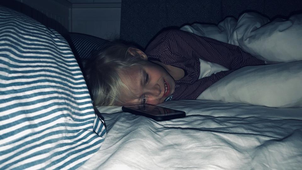 - Min far er en del af den gruppe, vi skal passe på, og det burde nok kunne lade sig gøre at holde kontakten over telefon alene eller på vinkeafstand over hækken. Men der er også noget, der hedder ensomhed og hudsult, skriver Birgitte Sonne Kristensen