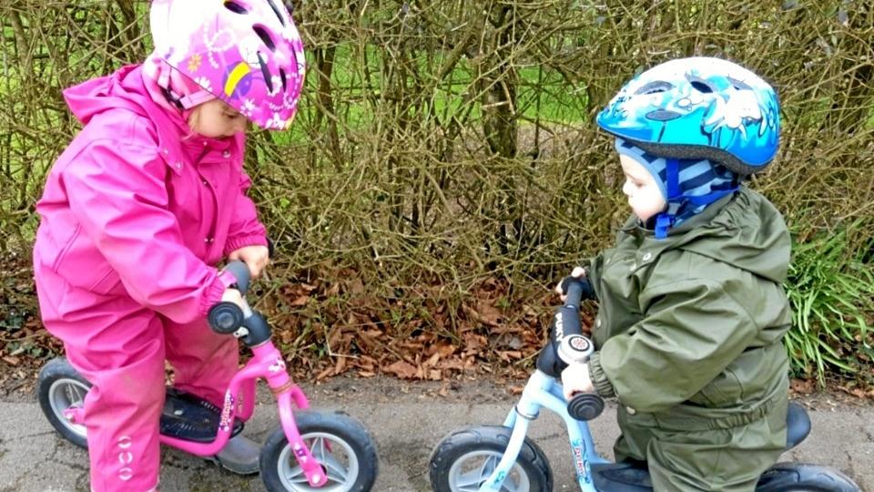 VINDER: Børnebørnene har træf på deres elskede løbecykler. Foto: Else Glintborg