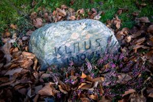 Hvem var Klaus? Mystisk gravsten på Hjørring Kirkegård gemmer på en stor historie