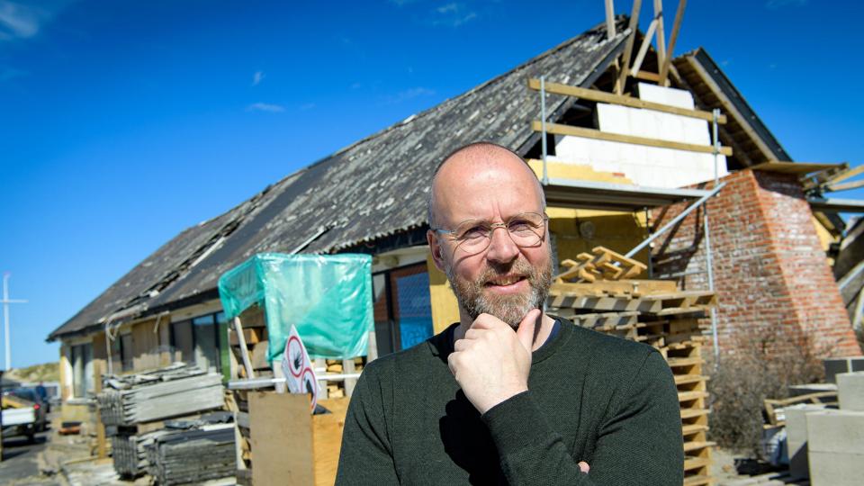Søren Sarup foran den del af den tidligere Strandgården, som nu står for fald. Bygningen bliver formentlig revet ned i løbet af den kommende måned. Gavlen, hvor han nu er ved at bygge en skorsten, bliver dog bevaret. <i>Bo Lehm</i>