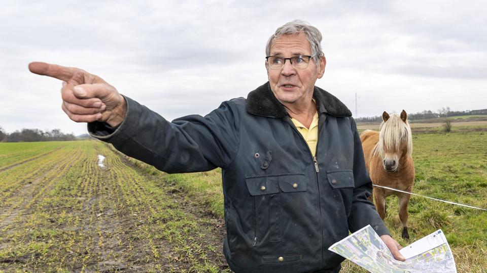 - Når nogen pisser så meget på mig, så pisser jeg altså igen, lyder det fra Arnfred Juul Christensen, der tvinges til at afgive jord til et regnvandsbassin. Foto: Peter Broen <i>Foto: Peter Broen</i>