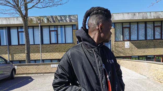 Den 25-årige sanger startede i en specialklasse på Munkebakkeskolen, som nu er lukket. Siden skiftede han til Hånbækskolen, som ses i baggrunden. Privatfoto