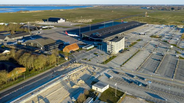 Private skal holde deres droner mindst fem kilometer fra en lufthavn og otte kilometer fra en flyvestation. NORDJYSKEs professionelle dronefører og fotograf, Henrik Bo, fik i påsken ekstraordinær tilladelse til at tage en række dronebilleder af Aalborg Lufthavn <i>Foto: Henrik Bo</i>