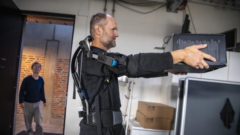 Når John Rasmussen løfter kassen med exoskelettet, mærker han ikke vægten fra den. Foto: Martin Damgård