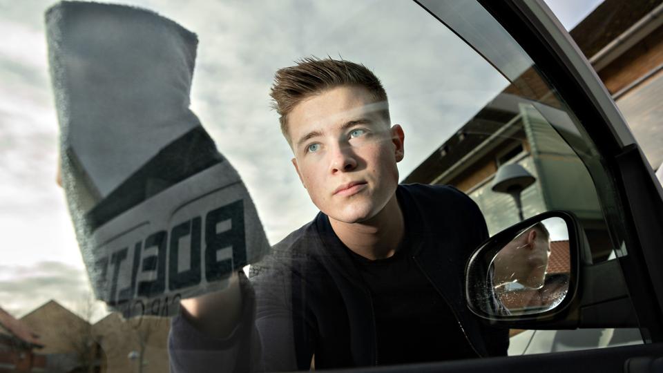 Uden for bilpoleringssæsonen arbejder Simon Boelt blandt andet som lærervikar. Foto: Claus Søndberg.
