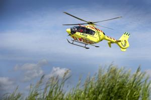 Helikopter fløj tom tilbage: Dame kørt til kontrol efter trafikuheld