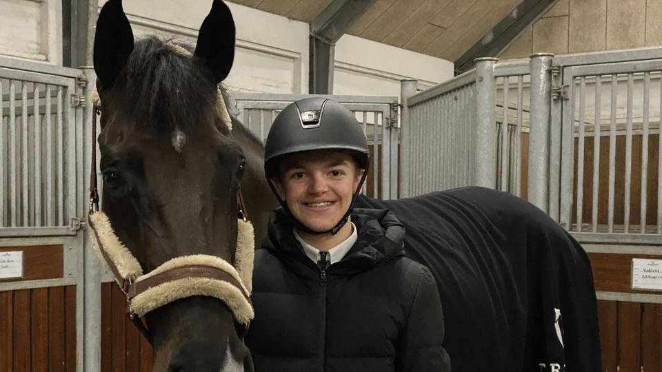 16-årige Alexander Yde Helgstrand har redet, siden han var tre år gammel. I dag kæmper han om medaljer i både Danmark og udlandet. Foto: Thomas Lee Christensen