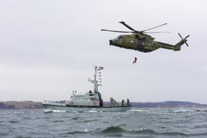 Stødte på grund i Limfjorden: Hjælperne sprang i vandet for at trække båden fri