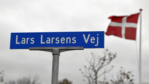 Nu sidder skiltet på sin plads og minder om den mand der mest af alle stod bag det store golfeventyr på resortet ved Gatten. Foto: Henrik Bo