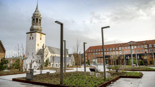 Pladsen er hævet, så man nu ser ned på den smukke gamle domkirke. Det virker helt forkert, mener Niels O. Fruensgaard. Foto Lars Pauli <i>Foto: Lars Pauli</i>