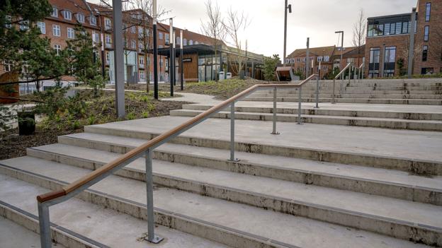 Den nye Budolfi Plads. Det er svært at skabe sig et overblik, når man kommer til pladsen, og den indbyder ikke til, at man skrå hen over den som man normalt ville gøre. Foto Lars Pauli <i>Foto: Lars Pauli</i>
