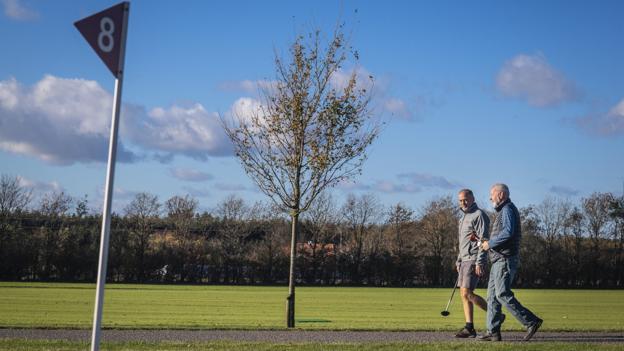 På Nygårdsminde Vingård går man denne dag i gang med at anlægge en parkgolfbane. Foto: Martin Damgård