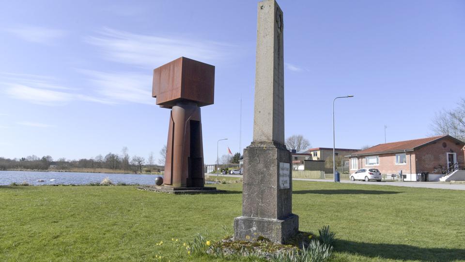 De to monumenter over stavnsbåndets ophævelse er rejst ved Mølledammen i Terndrup med 100 års mellemrum. Men nu vakler fundamentet under det ældste, som er rejst i 1888. Foto: Henrik Louis