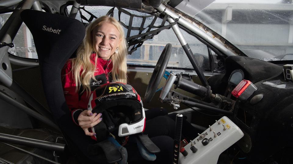 Majbritt Linnemann er 22 år og ivrig rallycross-kører. Hun vil gerne slå et slag for, at flere kvinder får lyst til at dyrke motorsport. Til daglig læser hun til gengæld på et studium, hvor mændene er langt i undertal.