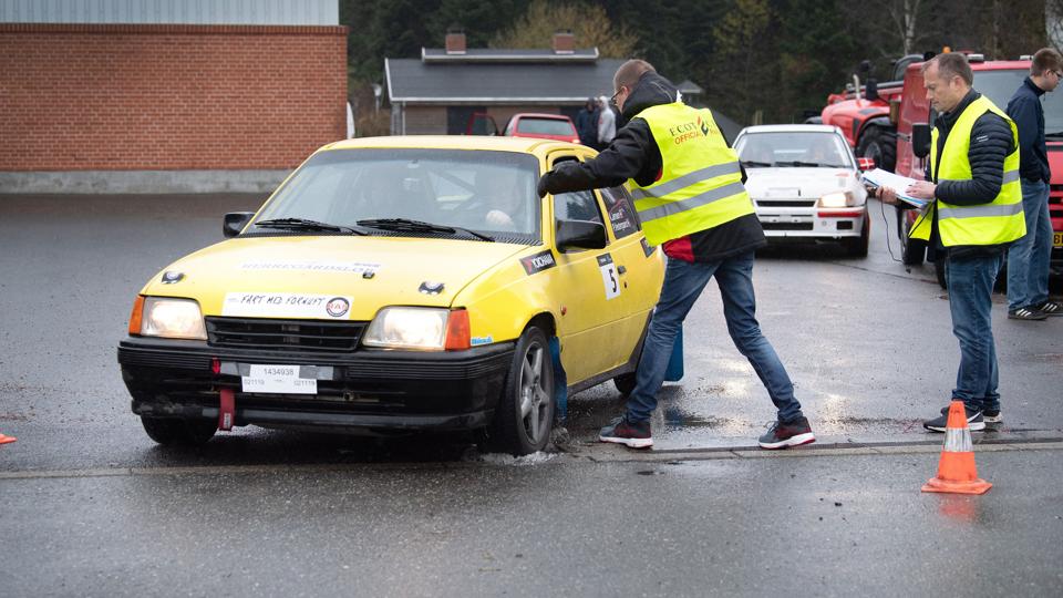 Michael Elleby Jørgensen (t.v.) og Jan Stensballe giver instrukser til kørerne i DM i klubrally ved Erhvervsskolerne i Aars. Foto: Bente Poder