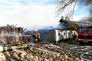 Voldsom gårdbrand: To staldbygninger blev flammernes bytte