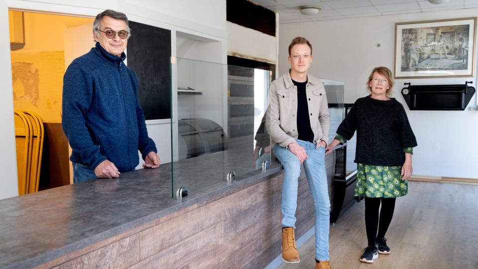 Butikken og bageriet er renoveret, og duften af frisk brød er tilbage 16. april. Trekløveret bag det nye Det Lune Brød er Kaj Christensen (tv), Jonas Nielsen og Ejla Nielsen. Foto: Torben Hansen