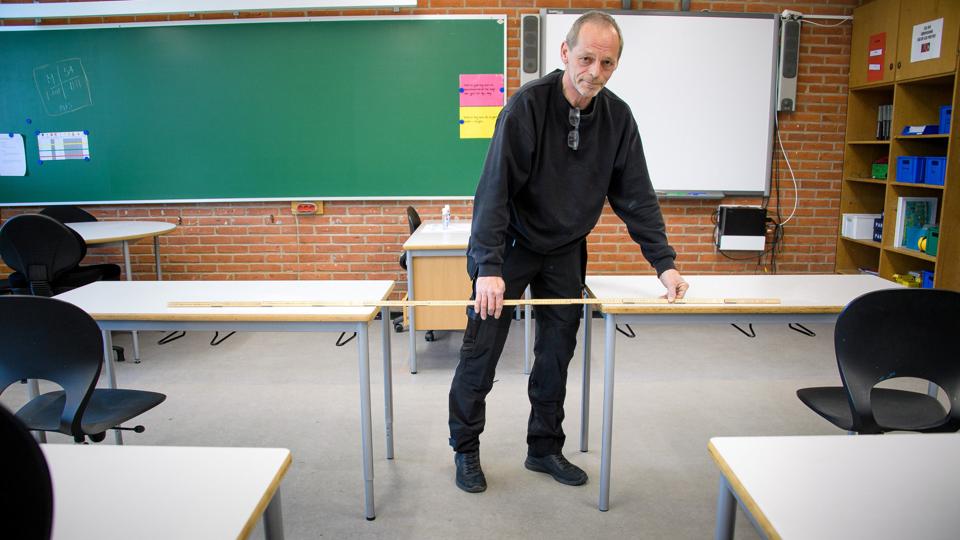 Tommestokken har været en nyttig hjælp for pedel Jan Møller, Tilsted Skole, for reglerne siger, at der skal være mindst to meter mellem eleverne. Foto: Bo Lehm