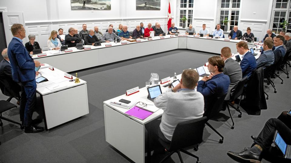 Fredag 31. januar fejrer byrådet og Brønderslev Kommune, at seks nye riddere af Dannebrogordenen kan sætte sig rundt om det firkantede bord i byrådssalen. Arkivfoto: Henrik Bo
