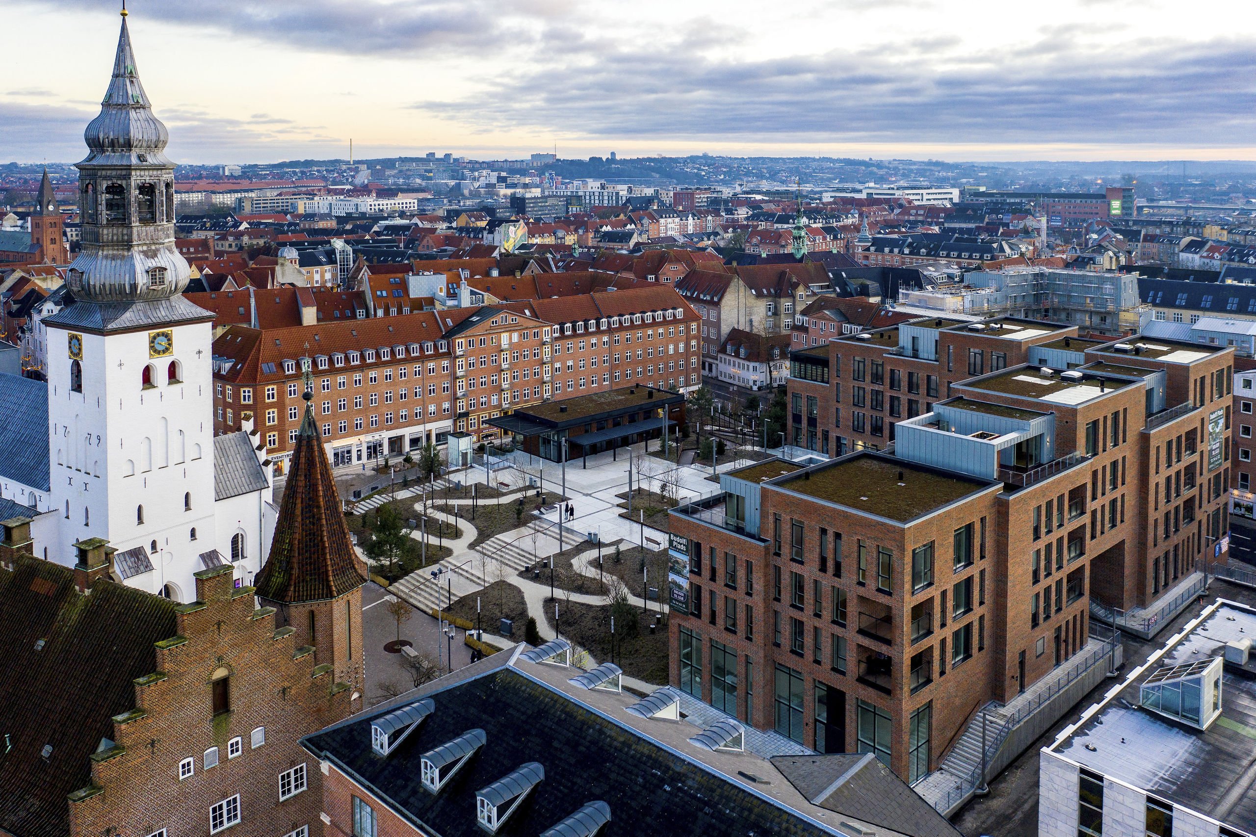 Fra vildt flot til udørk: Budolfi Plads skiller vandene