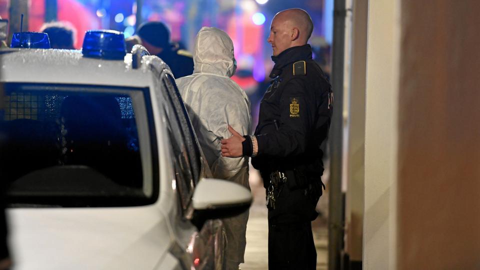 Manden blev anholdt, mens der stadig var masser af slukningsmandskab i Brønderslev. Foto: Jan H. Pedersen